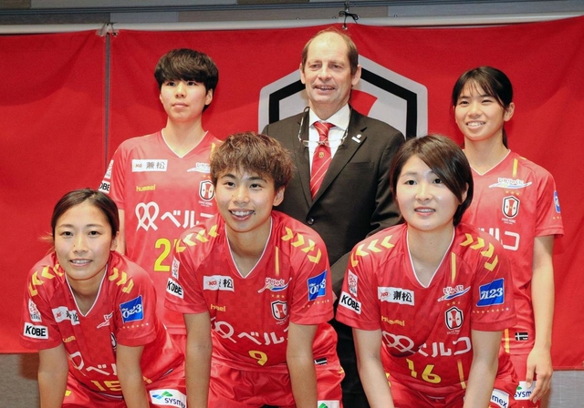 今季の飛躍を誓うＩＮＡＣ神戸のゲルト・エンゲルス新監督（後列中央）や、田中美南（前列中央）ら新加入選手＝大阪市中央区（撮影・鈴木雅之）