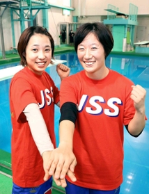 ２０２０年の飛躍を誓う荒井祭里（左）と板橋美波＝宝塚市、ＪＳＳ宝塚（撮影・辰巳直之）