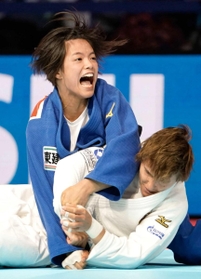 ２連覇達成の阿部詩　柔道の世界選手権女子５２キロ級決勝でロシア選手（下）に一本勝ちし、２連覇を達成した阿部詩＝日本武道館