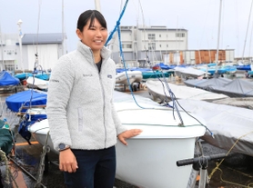 「五輪で金メダルが最終目標」と東京五輪を見据える吉岡美帆選手＝神奈川県藤沢市、江ノ島ヨットハーバー（撮影・大森　武）