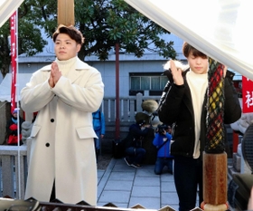 参拝する阿部一二三（左）と妹の詩＝神戸市兵庫区和田宮通３、三石神社