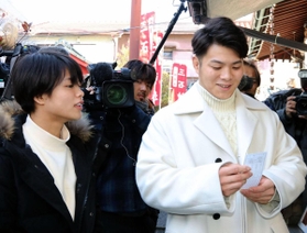 おみくじで「吉」を引いた阿部一二三（右）。妹の詩は「去年、凶だったので」と引かなかった＝神戸市兵庫区和田宮通３、三石神社