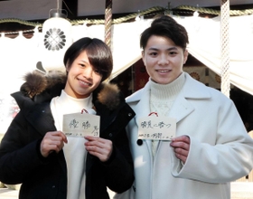 直筆の絵馬を手に、東京五輪へ飛躍を期す阿部一二三（右）と妹の詩＝神戸市兵庫区和田宮通３、三石神社