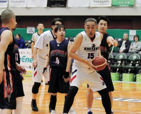 バスケット男子の育英高と神戸科技高両校OBが熱戦 | スポーツ | 神戸