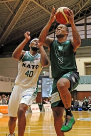 西宮-東京ＥＸ　第４クオーター、シュートを狙う西宮・バーンズ（右）（Ｃ）B.LEAGUE