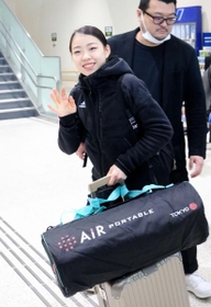 米コロラドでの高地合宿に向け、笑顔で出発する紀平梨花＝９日午後、大阪空港