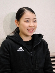 米コロラドでの高地合宿を前に、笑顔で出発新年の抱負を語る紀平梨花＝９日午後、大阪空港