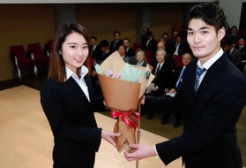 在学生から花束を受け取る安田祐香（左）＝西宮市、大手前大（撮影・斎藤雅志）