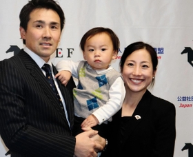 夫の大岩義明（左）、長男の陵宗ちゃん（中央）とともに取材に応じた武田麗子＝東京都北区の味の素ナショナルトレーニングセンター