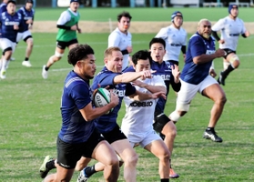 開幕戦に向けて調整する山中（左）ら＝神戸市東灘区、神鋼灘浜グラウンド（撮影・中西幸大）