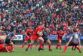 神戸製鋼-キヤノン　前半、果敢に突破を図る神戸製鋼のブロディ・レタリック（中央）＝１２日午後、神戸市須磨区のユニバー記念競技場（撮影・辰巳直之）