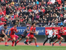 トップリーグ開幕戦で果敢に突破を図る神戸製鋼の山中亮平（中央）。２万３千人を超える大観衆が見守った＝１２日午後、神戸市須磨区のユニバー記念競技場（撮影・辰巳直之）