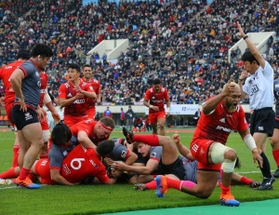 後半、トム・フランクリン（６）のトライを喜ぶ中島イシレリ（右手前）ら神戸製鋼フィフティーン＝神戸市須磨区、ユニバー記念競技場（撮影・吉田敦史）