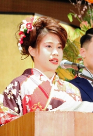 新成人を代表して誓いの言葉を述べる体操女子の杉原愛子＝大阪府東大阪市立総合体育館