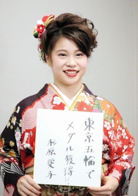 東京五輪への思いを色紙に込めた体操女子の杉原愛子＝大阪府東大阪市立総合体育館