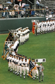阪神・淡路大震災発生から２カ月後に行われた選抜高校野球大会の開会式で行進する兵庫の育英、神港学園、報徳の３校＝１９９５年３月、甲子園球場