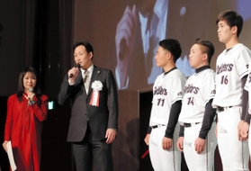 司会者からの質問に応じる「神戸ビルダーズ」の斉藤秀光監督（左から２人目）ら＝神戸市中央区北野町１、ＡＮＡクラウンプラザホテル神戸