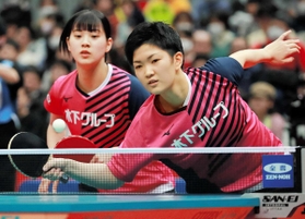 女子ダブルス準決勝 逆転負けを喫して決勝進出を逃した木原(右)、長崎組(撮影・斎藤雅志) 女子ダブルス準決勝 逆転負けを喫して決勝進出を逃した木原(右)、長崎組(撮影・斎藤雅志)