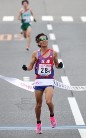 ２位でゴールする兵庫のアンカー延藤潤。後方は３位となった埼玉のアンカー設楽悠太＝１９日午後、広島市中区（撮影・吉田敦史）