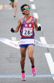 ２位でフィニッシュする兵庫のアンカー延藤潤。東洋大の同期、埼玉・設楽悠太に背中を見せ続けた＝１９日午後、広島市中区（撮影・吉田敦史）