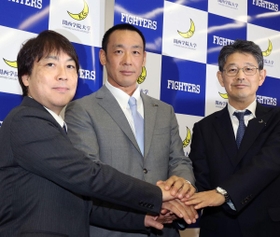 関学大アメリカンフットボール部の新監督に就任する大村和輝アシスタントヘッドコーチ（中央）。左は池埜聡部長、右は小野宏ディレクター＝西宮市上ケ原一番町、同大西宮上ケ原キャンパス（撮影・辰巳直之）