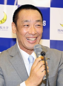 関学大アメリカンフットボール部の新監督就任会見で笑顔を見せる大村和輝アシスタントヘッドコーチ＝西宮市上ケ原一番町、同大西宮上ケ原キャンパス（撮影・辰巳直之）