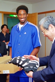 笹山幸俊市長にサイン入りのバスケットボールシューズをプレゼントするコービー・ブライアント選手＝１９９８年８月２６日、神戸市役所