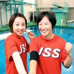 ２０２０年の飛躍を誓う荒井祭里（左）と板橋美波＝宝塚市、ＪＳＳ宝塚（撮影・辰巳直之）