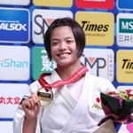 世界選手権でで優勝し笑顔の阿部詩＝２０１９年８月２６日、日本武道館