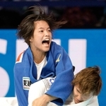 ２連覇達成の阿部詩　柔道の世界選手権女子５２キロ級決勝でロシア選手（下）に一本勝ちし、２連覇を達成した阿部詩＝日本武道館
