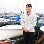 セーリングの世界選手権女子４７０級で東京五輪代表に決まった吉田愛（左）、吉岡美帆組＝２０１９年８月９日、神奈川県江の島沖