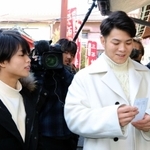 おみくじで「吉」を引いた阿部一二三（右）。妹の詩は「去年、凶だったので」と引かなかった＝神戸市兵庫区和田宮通３、三石神社