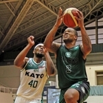 西宮-東京ＥＸ　第４クオーター、シュートを狙う西宮・バーンズ（右）（Ｃ）B.LEAGUE