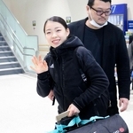 米コロラドでの高地合宿に向け、笑顔で出発する紀平梨花＝９日午後、大阪空港