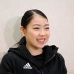 米コロラドでの高地合宿を前に、笑顔で出発新年の抱負を語る紀平梨花＝９日午後、大阪空港