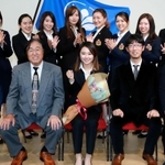 安田祐香（前列中央）のプロデビューを祝い、記念撮影する坂田信弘ゴルフ部総監督（同左から２人目）や部員ら＝１０日午後、西宮市御茶屋所町６、大手前大学ＣＥＬＬフォーラム（撮影・斎藤雅志）