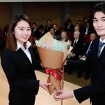 在学生から花束を受け取る安田祐香（左）＝西宮市、大手前大（撮影・斎藤雅志）