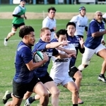 開幕戦に向けて調整する山中（左）ら＝神戸市東灘区、神鋼灘浜グラウンド（撮影・中西幸大）