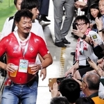 ノエビアスタジアム神戸で開催された南アフリカ-カナダ戦でカナダのユニホームをペイントして応援する森山漠さん