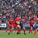 神戸製鋼-キヤノン　前半、果敢に突破を図る神戸製鋼のブロディ・レタリック（中央）＝１２日午後、神戸市須磨区のユニバー記念競技場（撮影・辰巳直之）