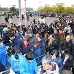 神戸製鋼-キヤノンの開幕戦を見に訪れたファンら＝１２日午後、神戸市須磨区のユニバー記念競技場（撮影・吉田敦史）