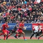 トップリーグ開幕戦で果敢に突破を図る神戸製鋼の山中亮平（中央）。２万３千人を超える大観衆が見守った＝１２日午後、神戸市須磨区のユニバー記念競技場（撮影・辰巳直之）