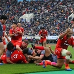 後半、トム・フランクリン（６）のトライを喜ぶ中島イシレリ（右手前）ら神戸製鋼フィフティーン＝神戸市須磨区、ユニバー記念競技場（撮影・吉田敦史）