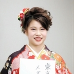 東京五輪への思いを色紙に込めた体操女子の杉原愛子＝大阪府東大阪市立総合体育館