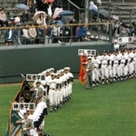 阪神・淡路大震災発生から２カ月後に行われた選抜高校野球大会の開会式で行進する兵庫の育英、神港学園、報徳の３校＝１９９５年３月、甲子園球場