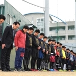 阪神・淡路大震災の犠牲者を悼み、黙とうする阪神の西純矢投手（左から４人目）ら＝西宮市、鳴尾浜球場（撮影・北村雅宏）