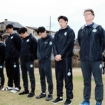 黙祷（もくとう）する西宮のメンバー＝西宮市奥畑、西宮震災記念碑公園