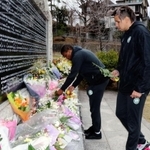 献花するＢ２西宮の選手たち＝西宮市、西宮震災記念碑公園