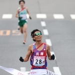 ２位でゴールする兵庫のアンカー延藤潤。後方は３位となった埼玉のアンカー設楽悠太＝１９日午後、広島市中区（撮影・吉田敦史）