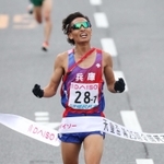 ２位でフィニッシュする兵庫のアンカー延藤潤。東洋大の同期、埼玉・設楽悠太に背中を見せ続けた＝１９日午後、広島市中区（撮影・吉田敦史）